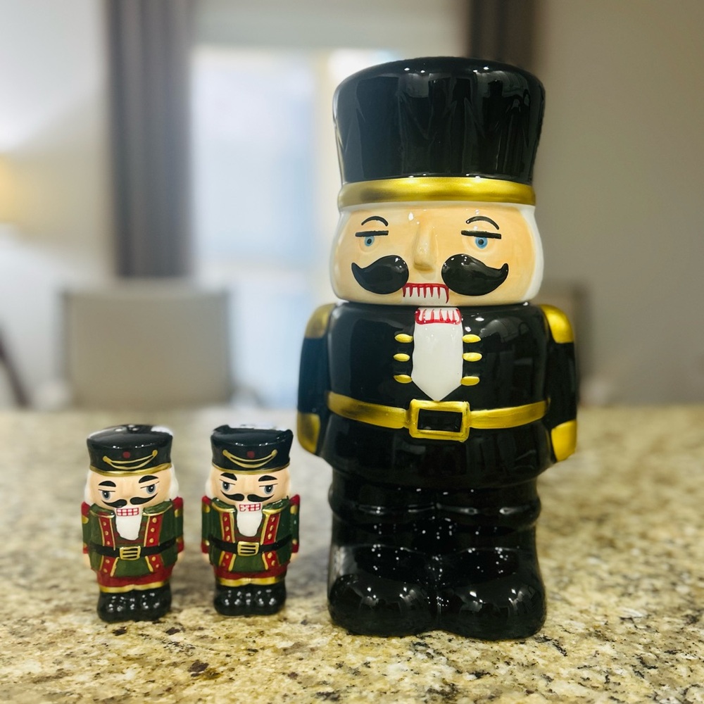 SOLD!! Black and Gold Nutcracker Figurine Set